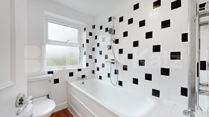 Two Bedroom First Floor Flat in Conversion, New Barnet, mins to tube & shops! Bulwer Road, New Barnet